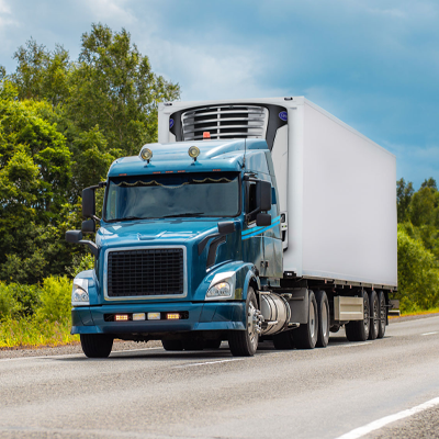 Imagen de un camión refrigerado en carretera, aparentemente parado por algun falla.