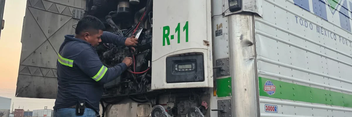Un ingeniero de Refripuerto dando mantenimiento a una inidad de nefrriamiento Carrier.