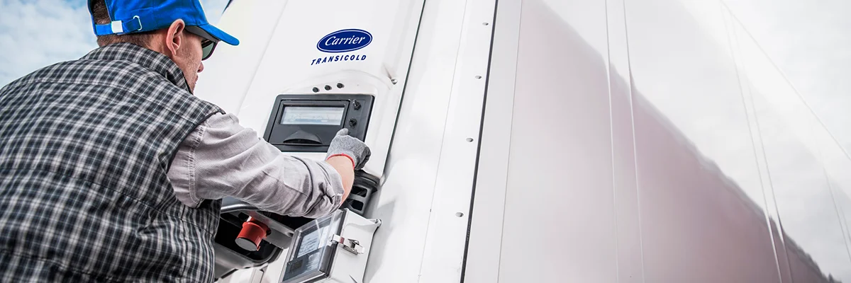 Ingeniero verificando un equipo Carrier