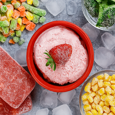 camion refrigerado viajando bajo la lluvia.